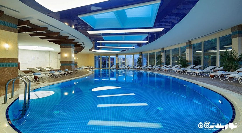 نمای کلی استخر سرپوشیده هتل